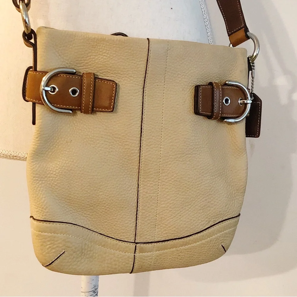 COACH Elegant Tan and Brown Trim Leather Shoulder-bag MO5S-3771